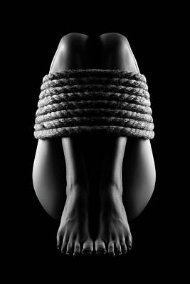 Une femme est attachée lors d'une séance de bondage par une maîtresse domina paris.